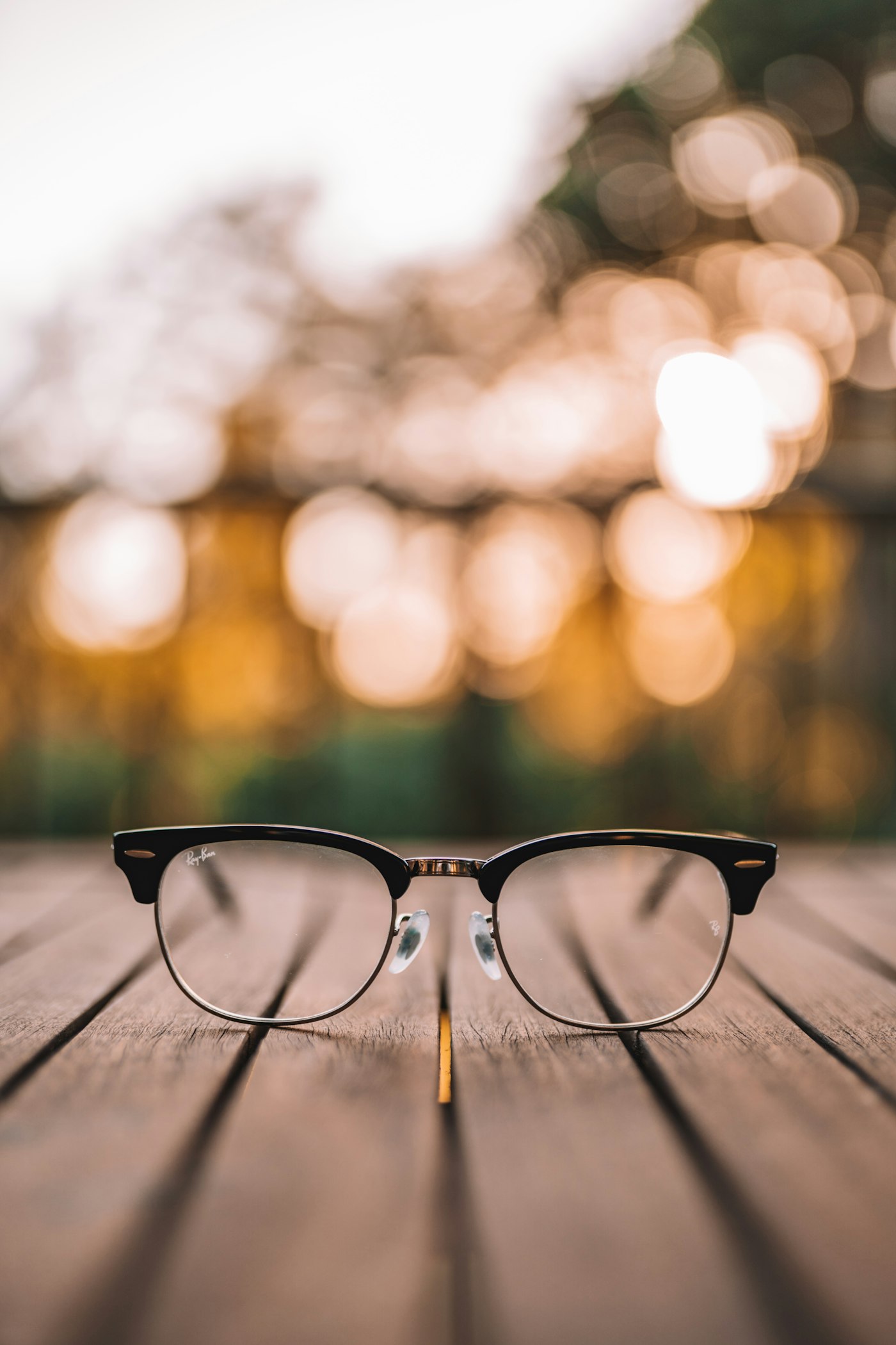 Lentes sobre una mesa de madera al aire libre