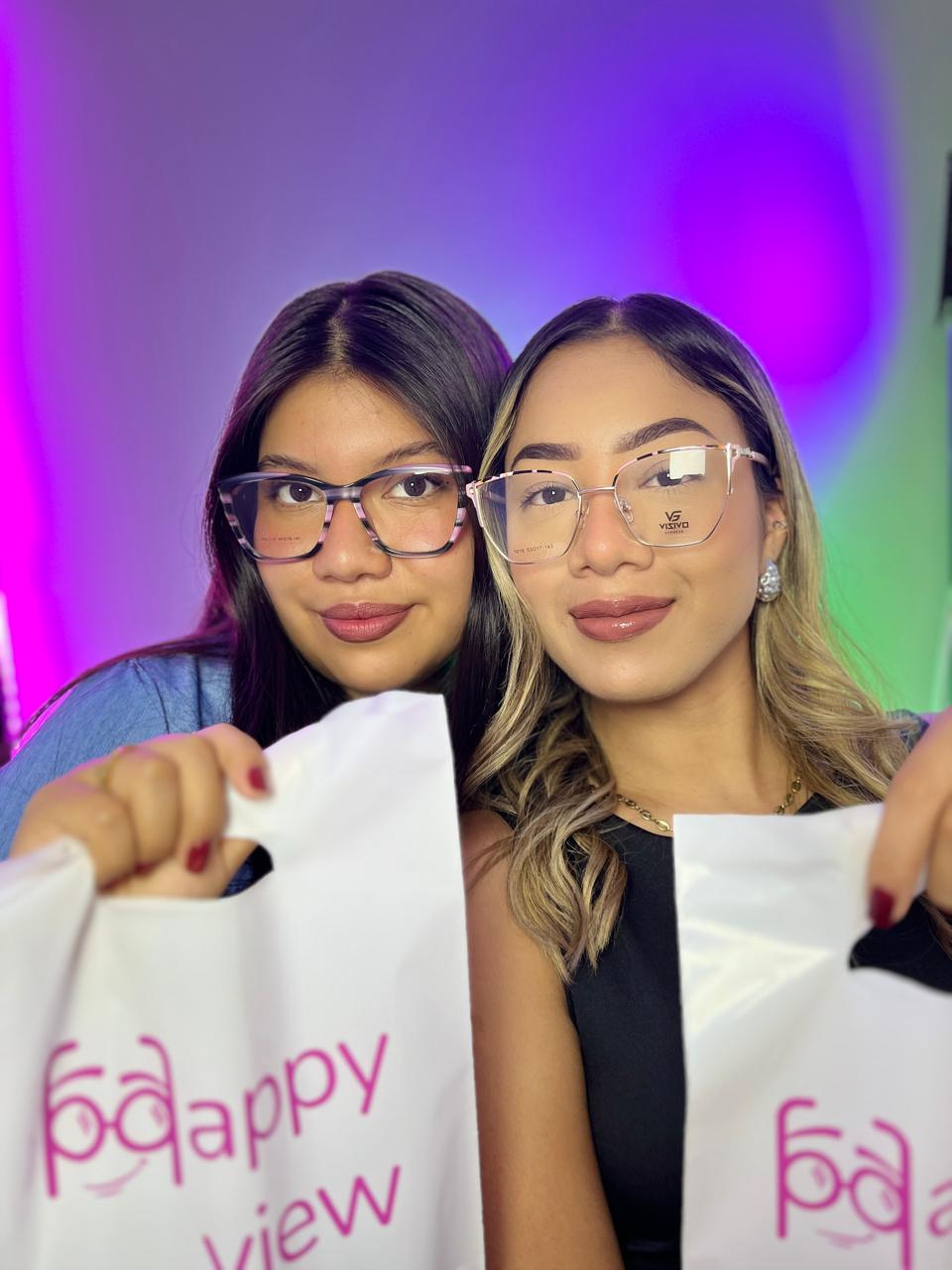 Clientas de Happy View con sus fundas de la óptica