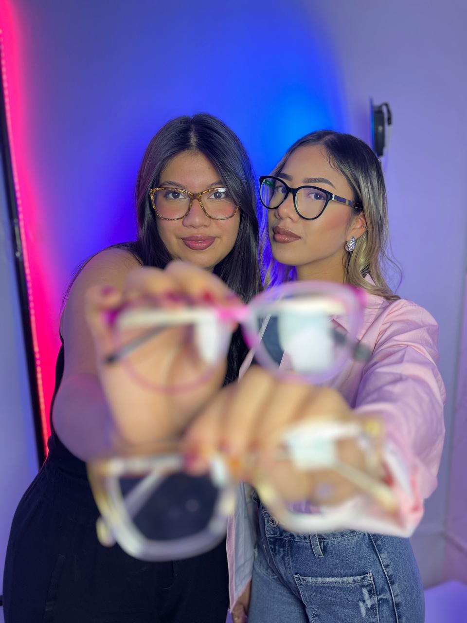 Clientas de Happy View probándose monturas