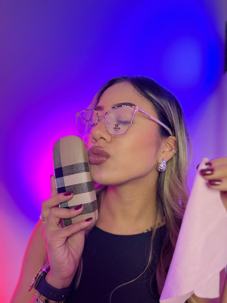 Clienta dando un beso a su estuche de lentes