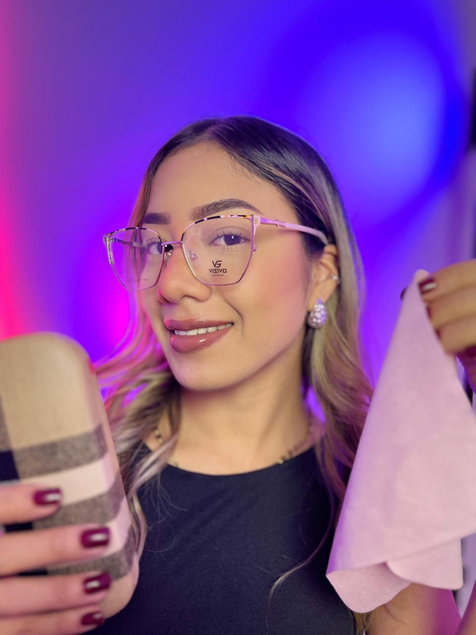 Clienta sonriendo con gafas lila y su estuche Happy View
